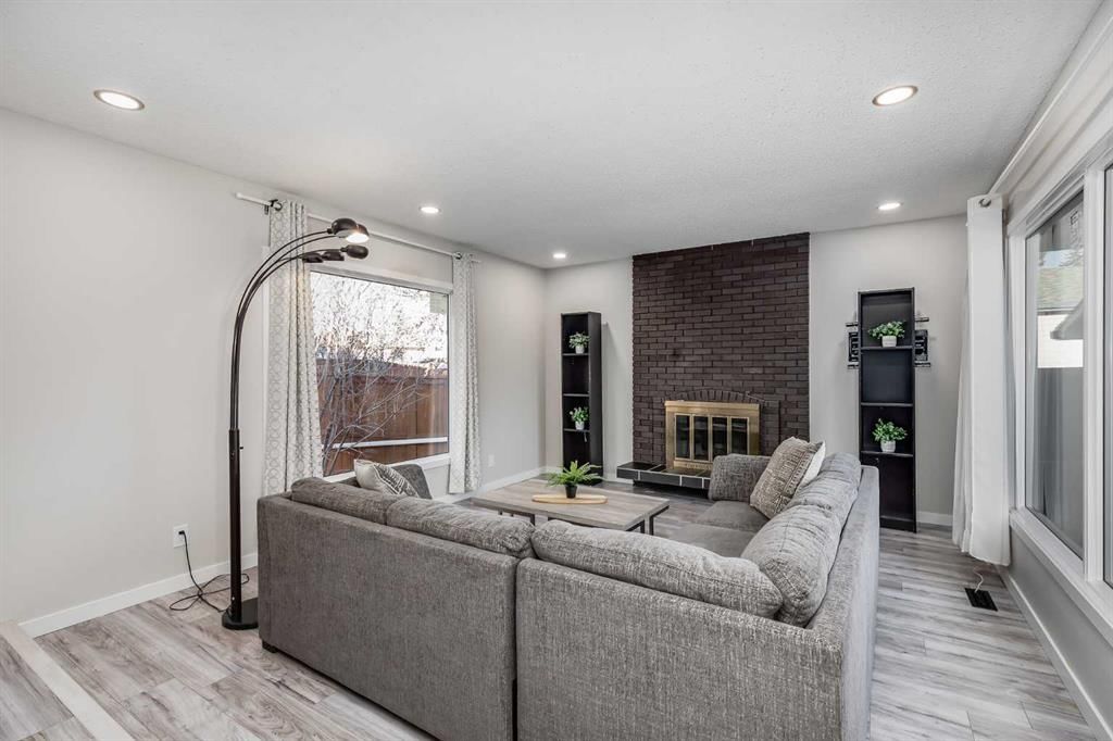 3394 Breton Close NW, Calgary — photo 3 of 46