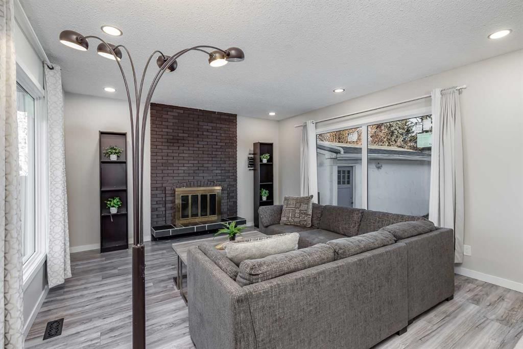 3394 Breton Close NW, Calgary — photo 4 of 46