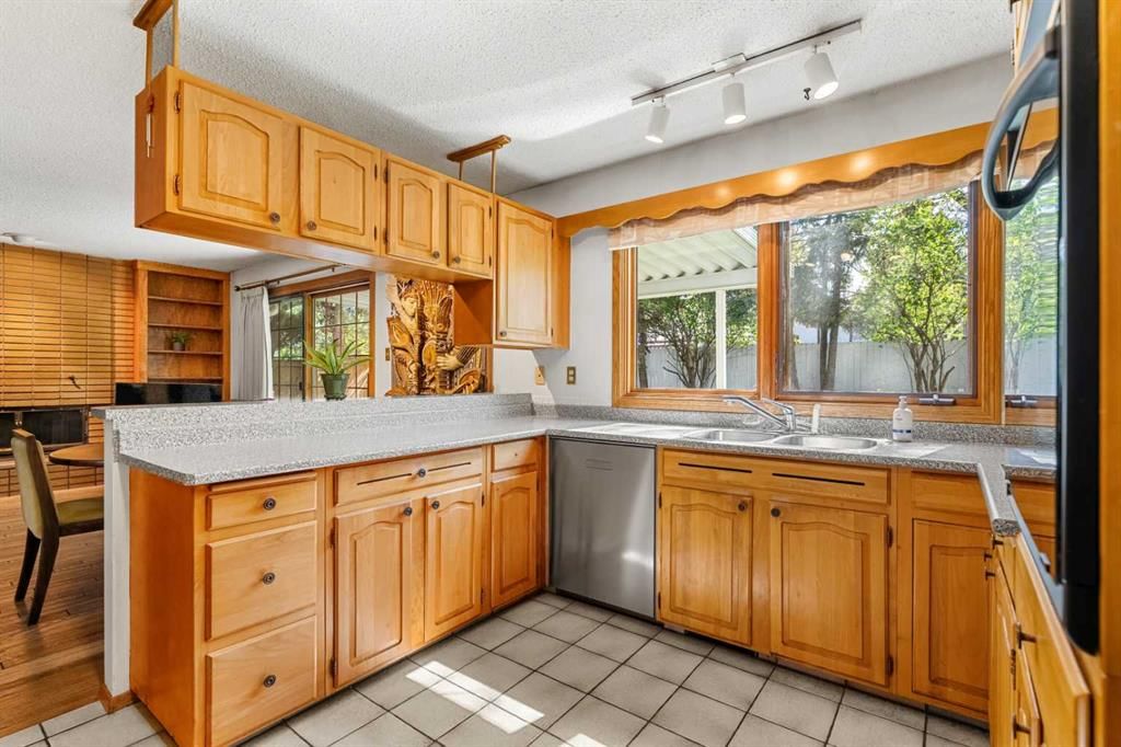 511 Willingdon Boulevard SE, Calgary — photo 4 of 36