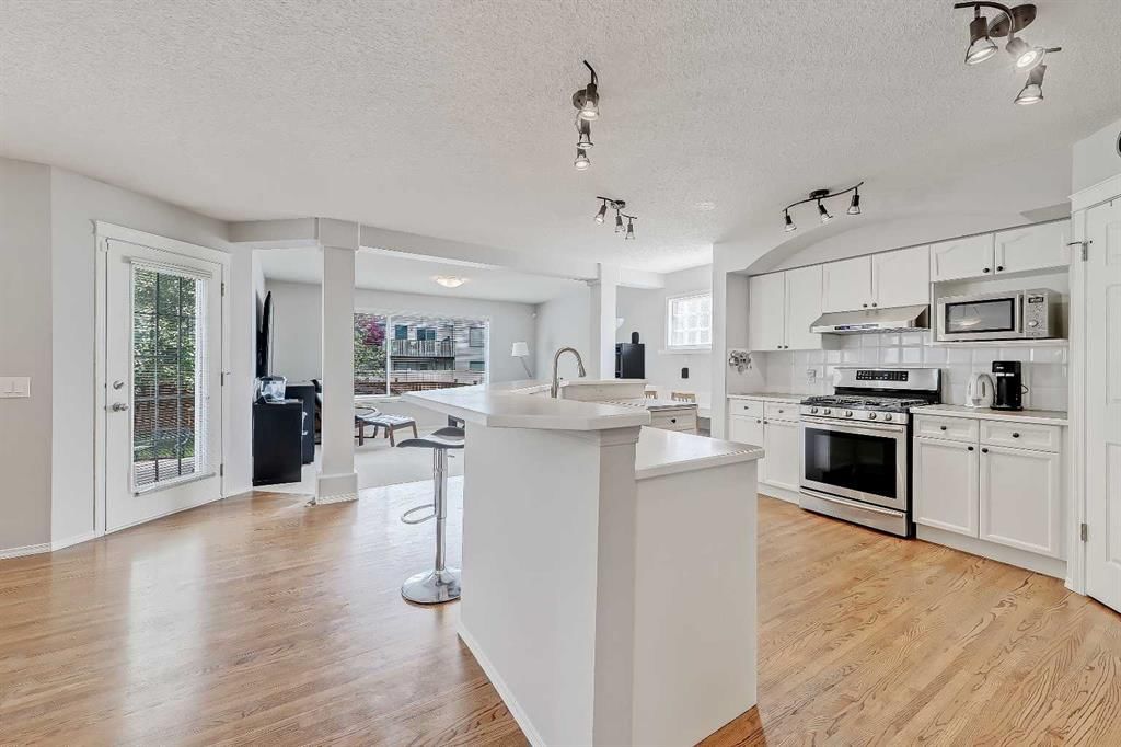 36 Mt Selkirk Close SE, Calgary — photo 4 of 50
