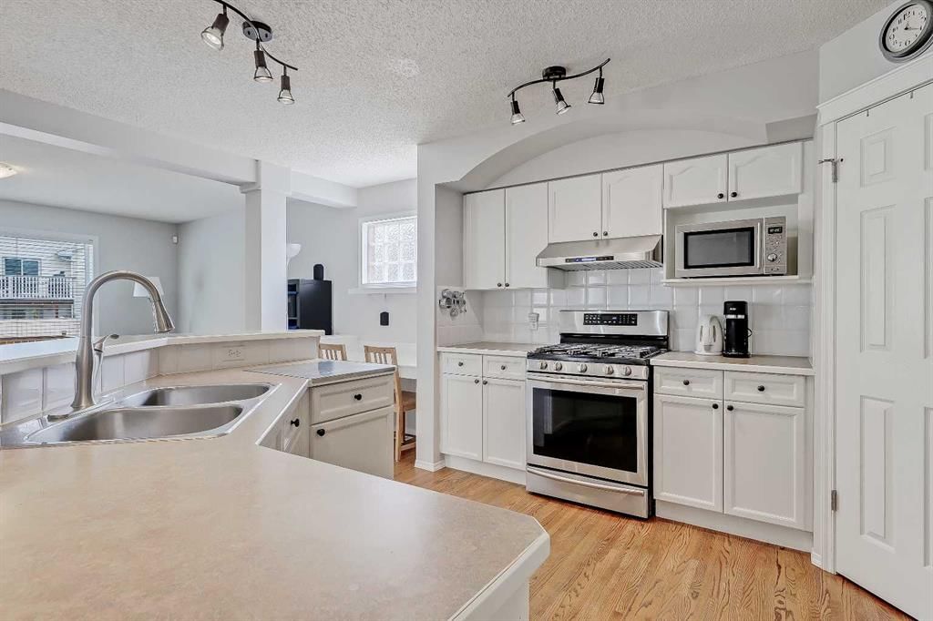 36 Mt Selkirk Close SE, Calgary — photo 5 of 50