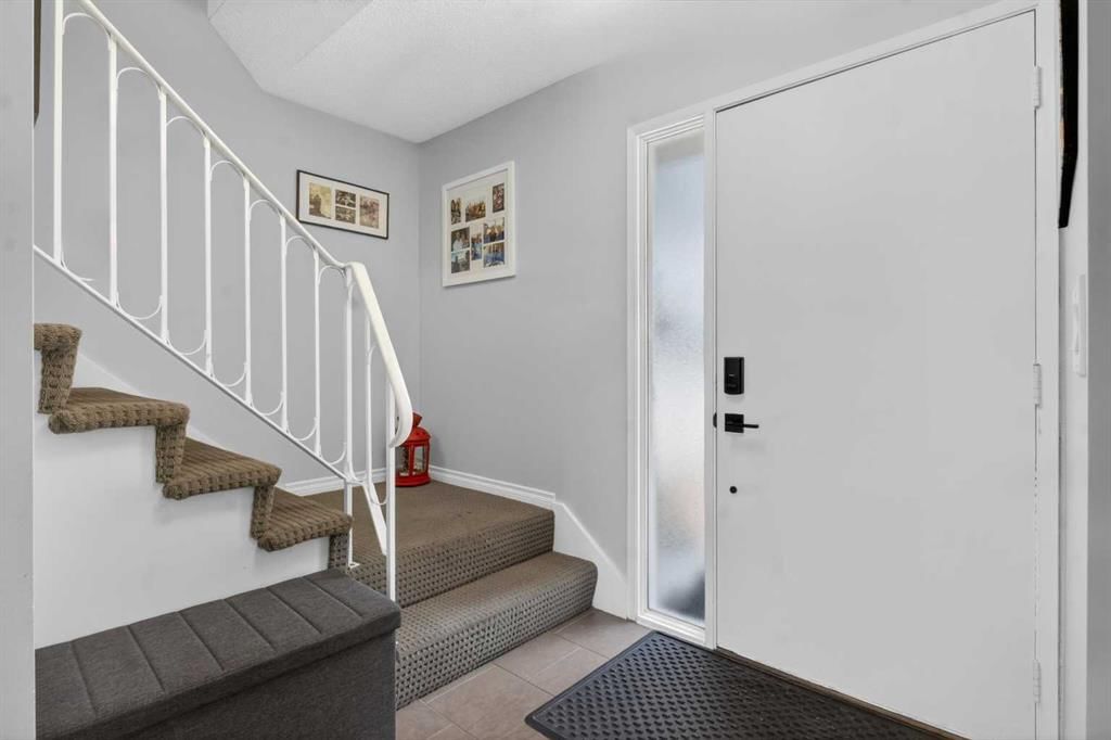 348 Midlake Boulevard SE, Calgary — photo 2 of 41