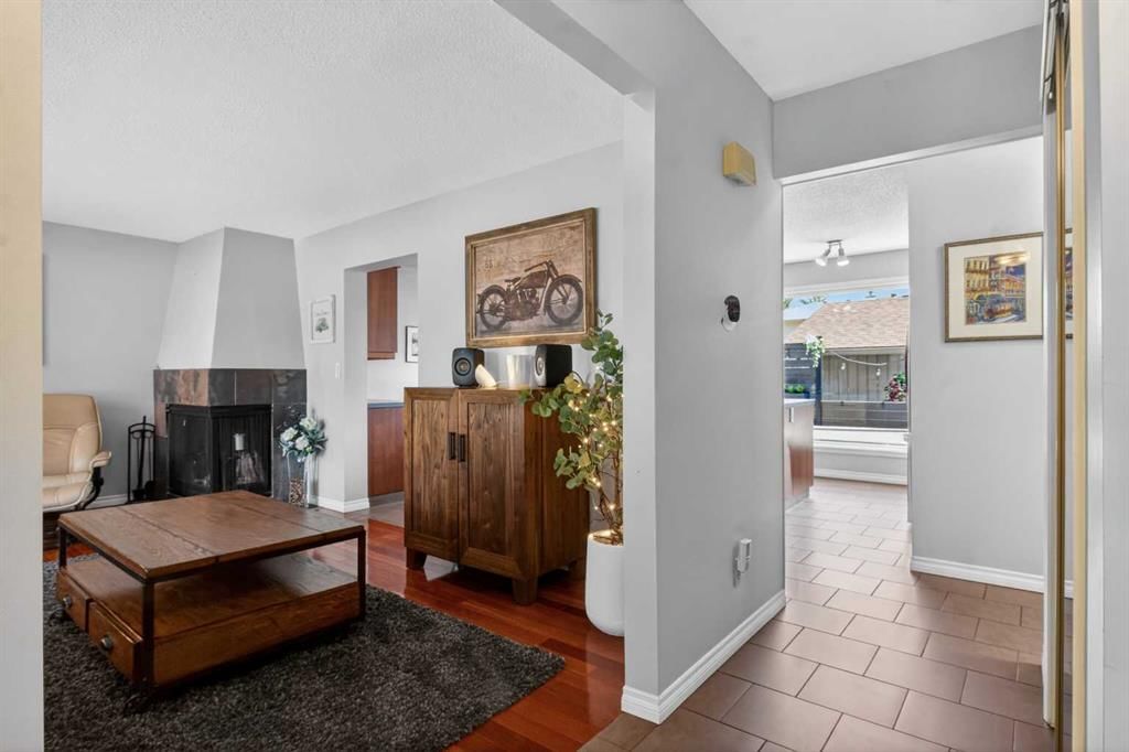 348 Midlake Boulevard SE, Calgary — photo 3 of 41