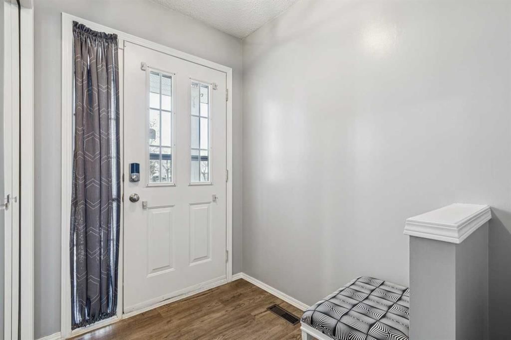 3 Riverwood Court SE, Calgary — photo 3 of 38