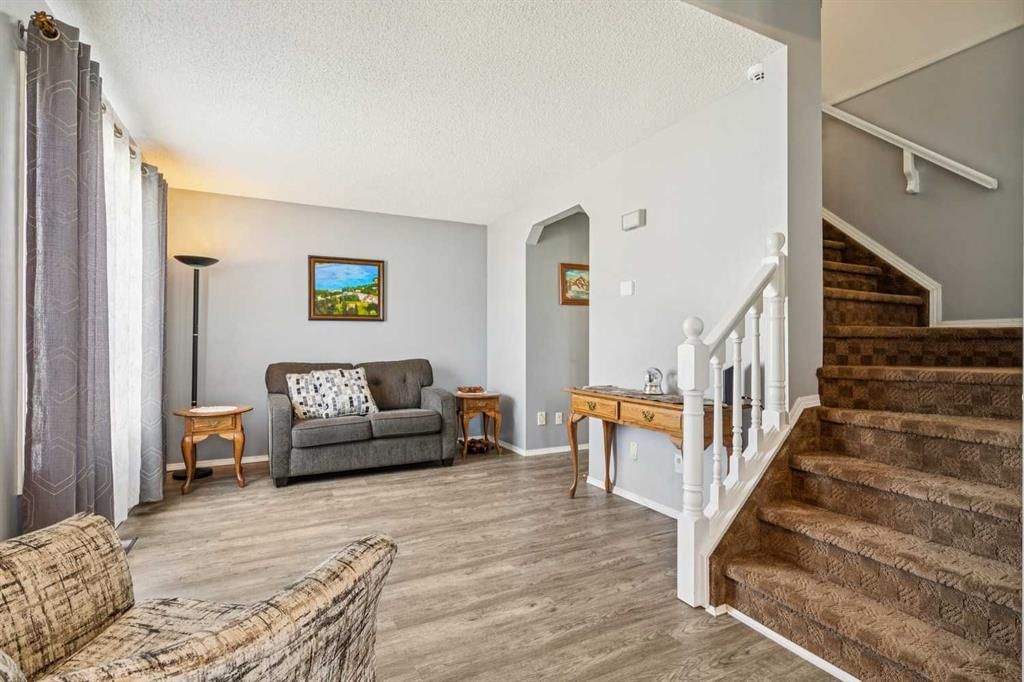 3 Riverwood Court SE, Calgary — photo 4 of 38