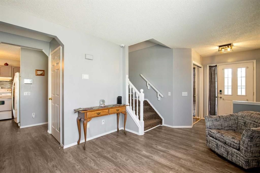 3 Riverwood Court SE, Calgary — photo 5 of 38