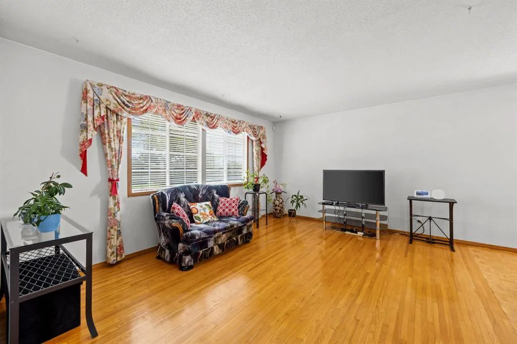 1307 Radisson Drive SE, Calgary — photo 3 of 38