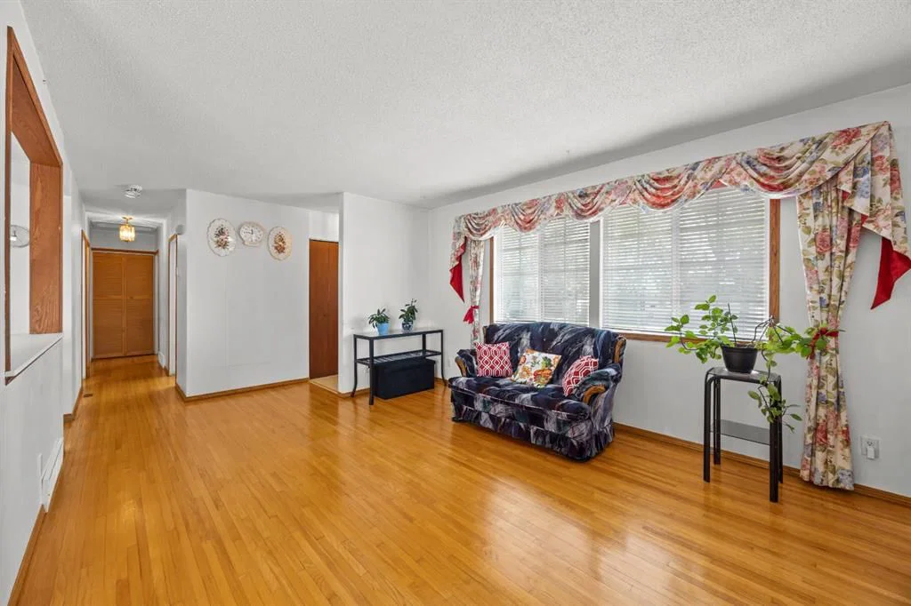 1307 Radisson Drive SE, Calgary — photo 4 of 38