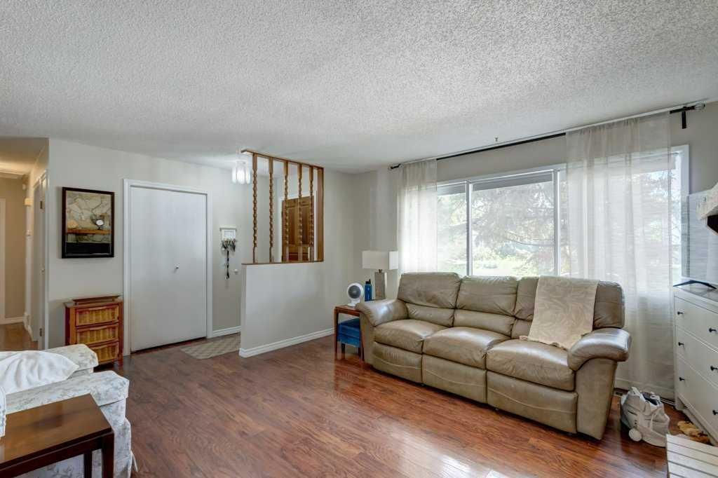 495 Queen Charlotte Road SE, Calgary — photo 4 of 33