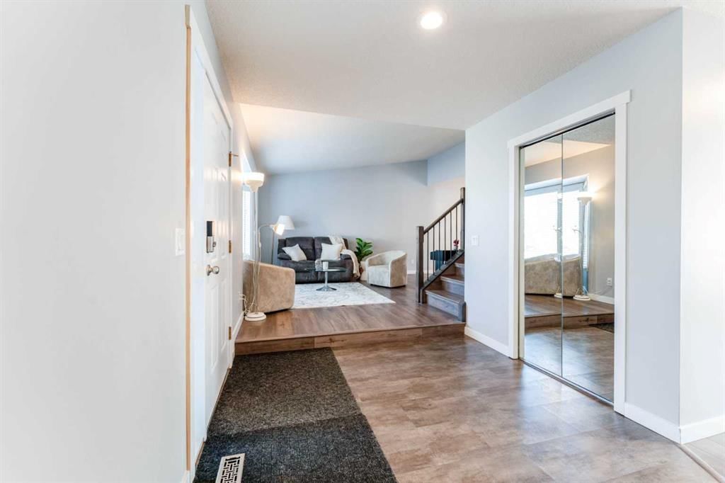 145 Hawkdale Circle NW, Calgary — photo 2 of 50