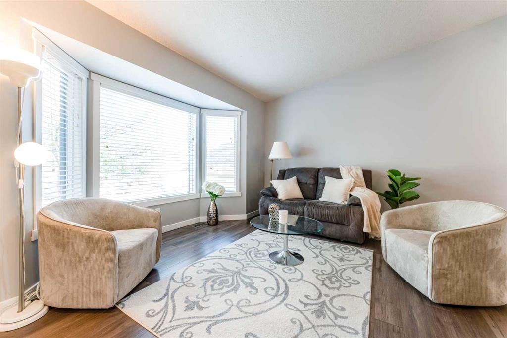 145 Hawkdale Circle NW, Calgary — photo 3 of 50