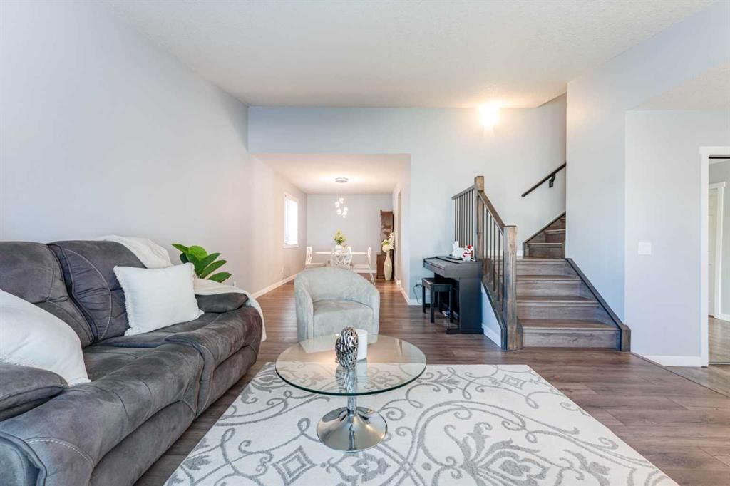 145 Hawkdale Circle NW, Calgary — photo 4 of 50