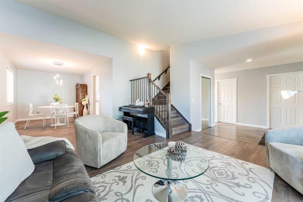 145 Hawkdale Circle NW, Calgary — photo 5 of 50