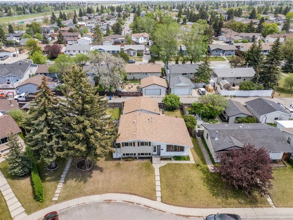 452 Manora Way NE, Calgary — photo 4 of 44