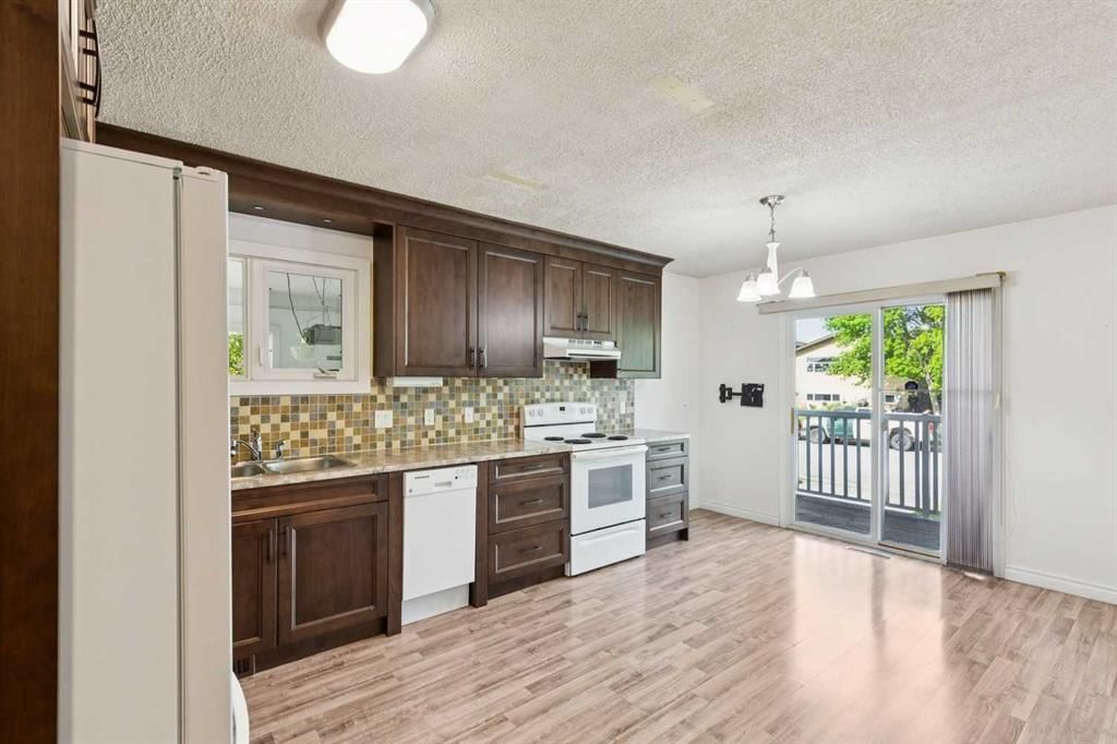 918 38 Street SE, Calgary — photo 2 of 29