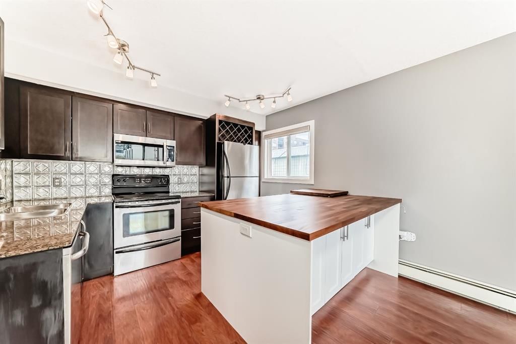 4, 2902 17 Avenue SW, Calgary — photo 3 of 50