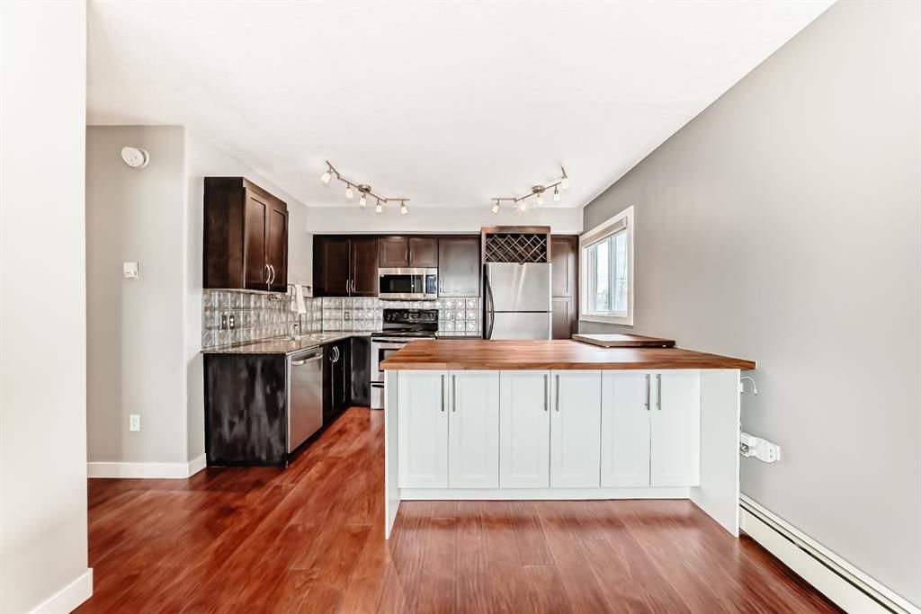 4, 2902 17 Avenue SW, Calgary — photo 4 of 50