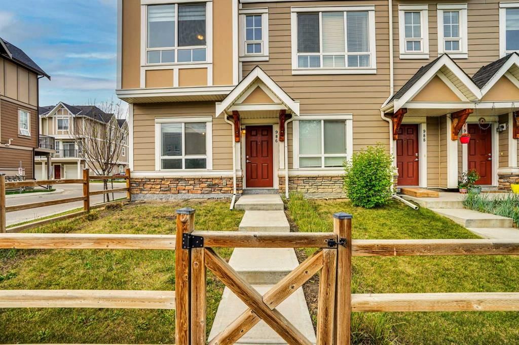 986 Sherwood Boulevard NW, Calgary — photo 3 of 37