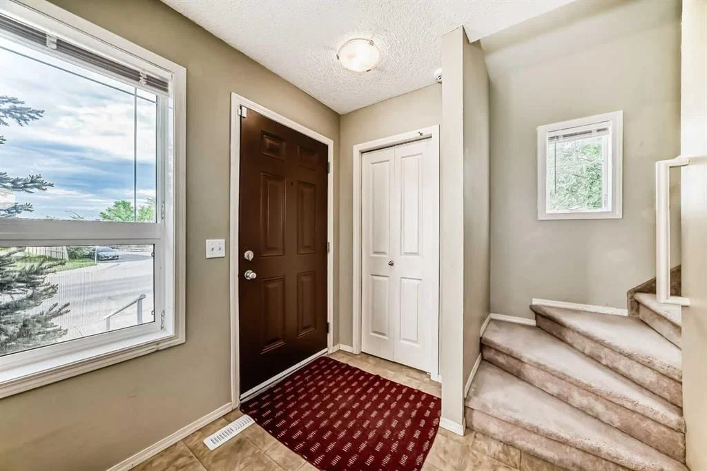 501 Saddlecrest Boulevard NE, Calgary — photo 4 of 50