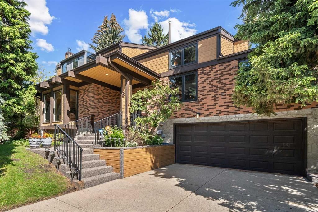 8 Varsplain Place NW, Calgary — main listing photo