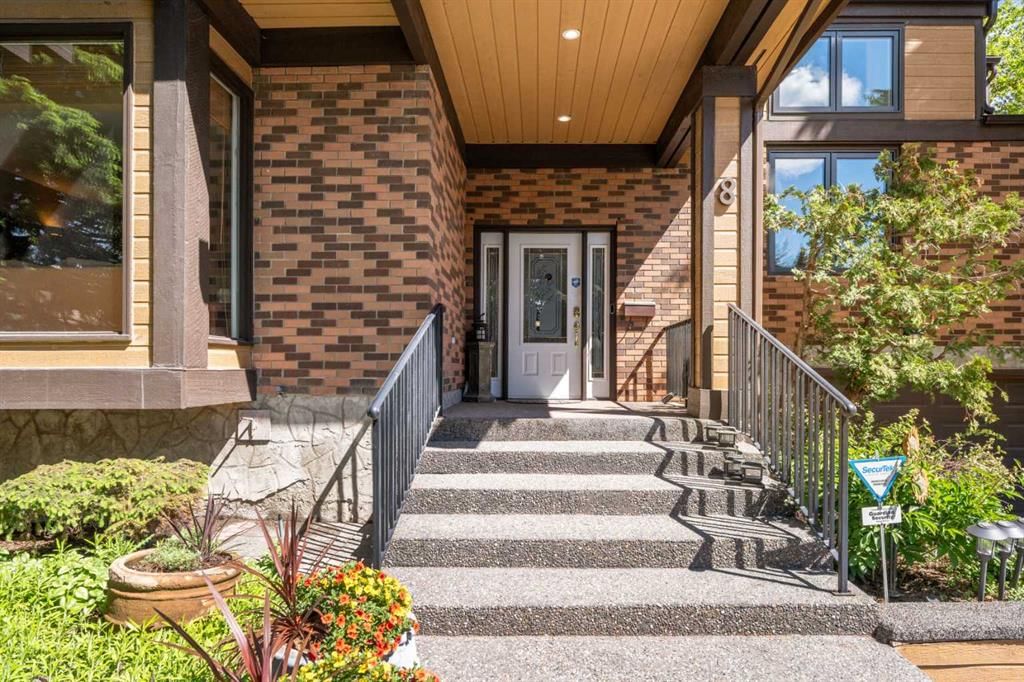 8 Varsplain Place NW, Calgary — photo 2 of 50