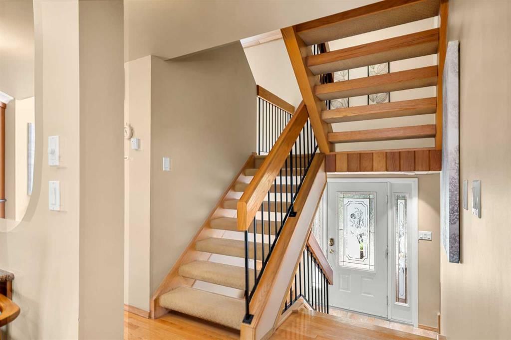 8 Varsplain Place NW, Calgary — photo 3 of 50