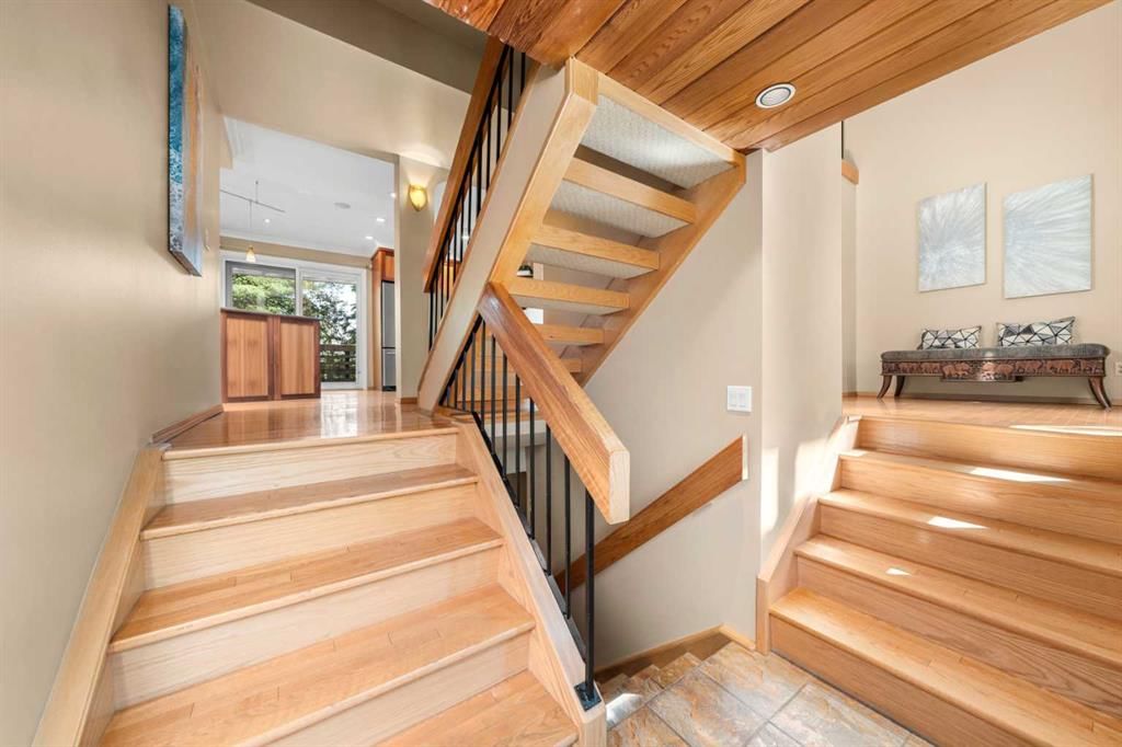 8 Varsplain Place NW, Calgary — photo 4 of 50