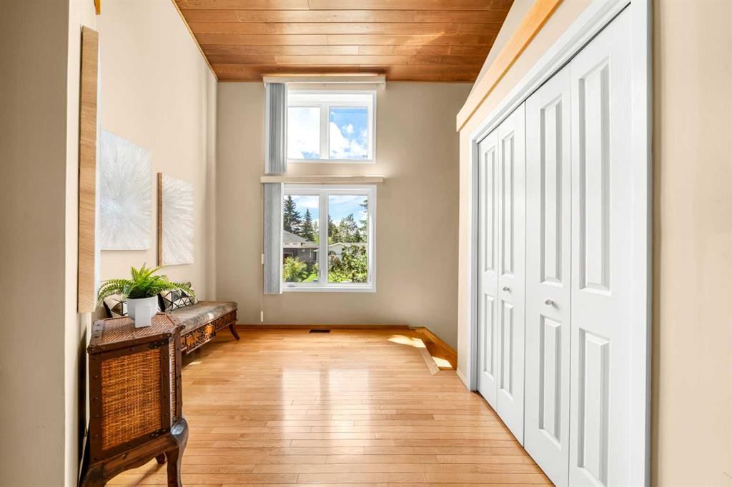 8 Varsplain Place NW, Calgary — photo 5 of 50