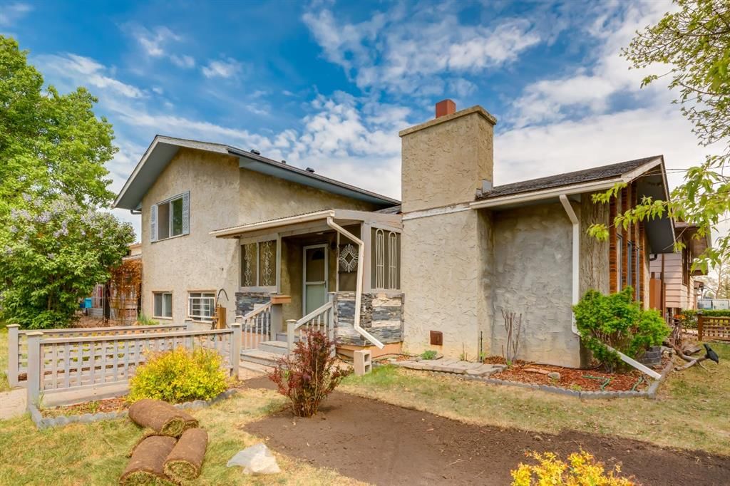 3 Berwick Close NW, Calgary — main listing photo