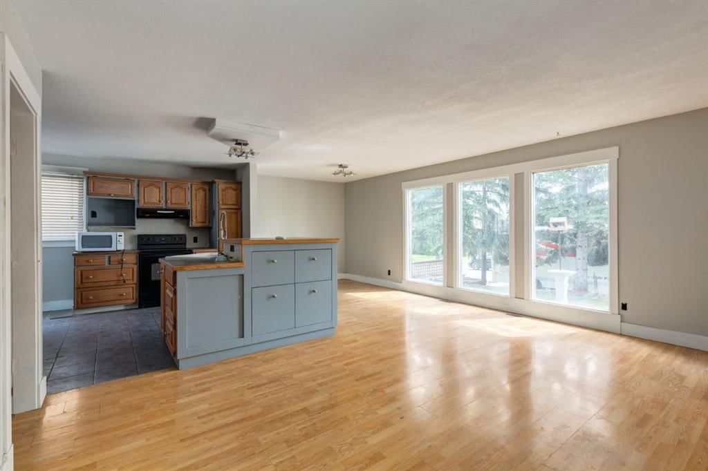 3 Berwick Close NW, Calgary — photo 4 of 22