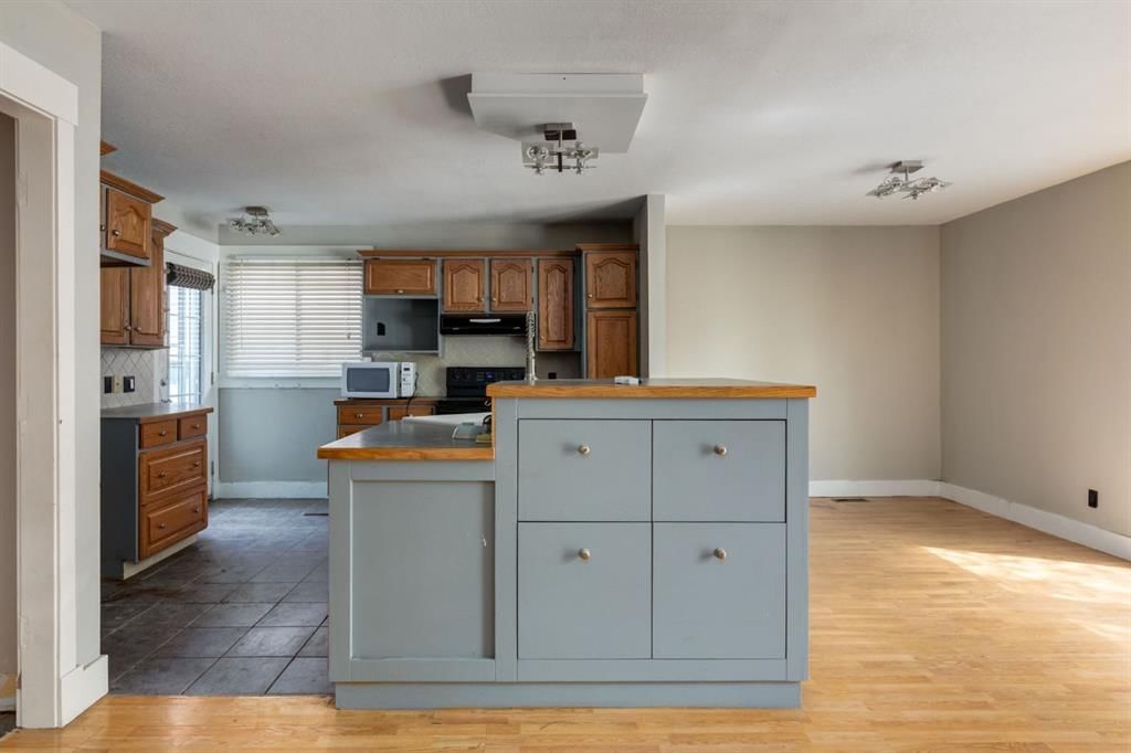 3 Berwick Close NW, Calgary — photo 5 of 22