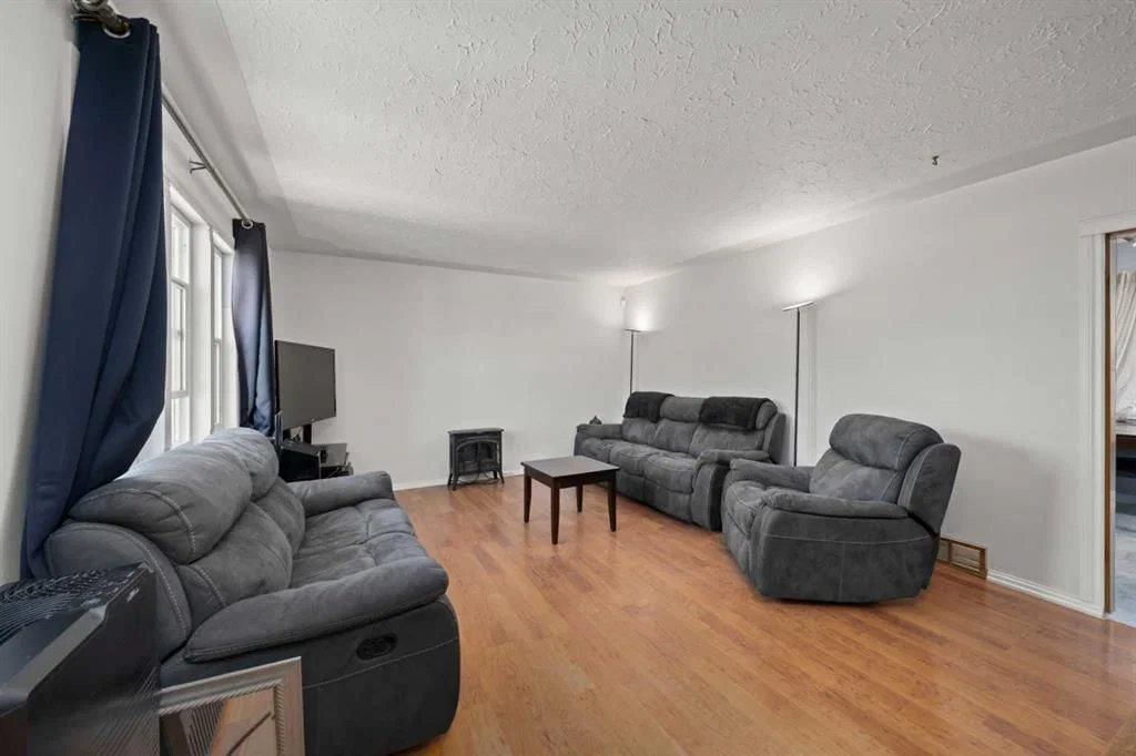 2219 41 Street SE, Calgary — photo 2 of 23