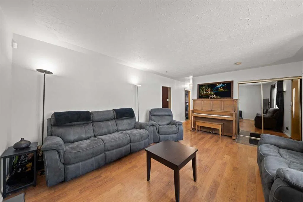 2219 41 Street SE, Calgary — photo 3 of 23