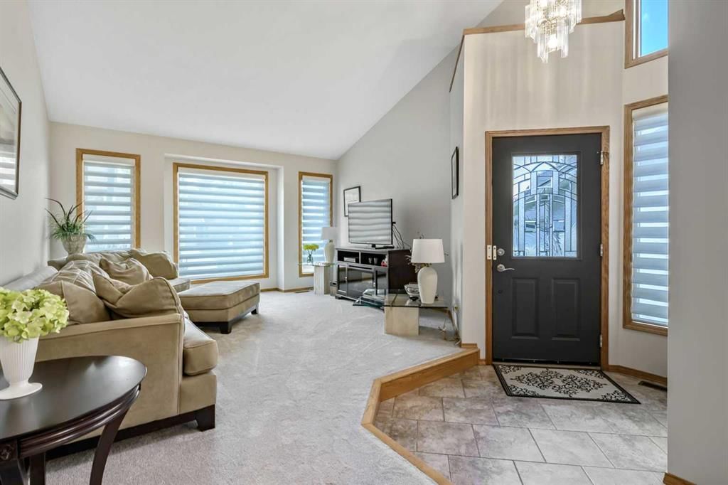 1483 Sunwood Road SE, Calgary — photo 4 of 49