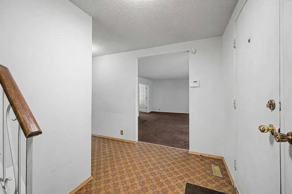 1032 Varsity Estates Drive NW, Calgary — photo 4 of 46