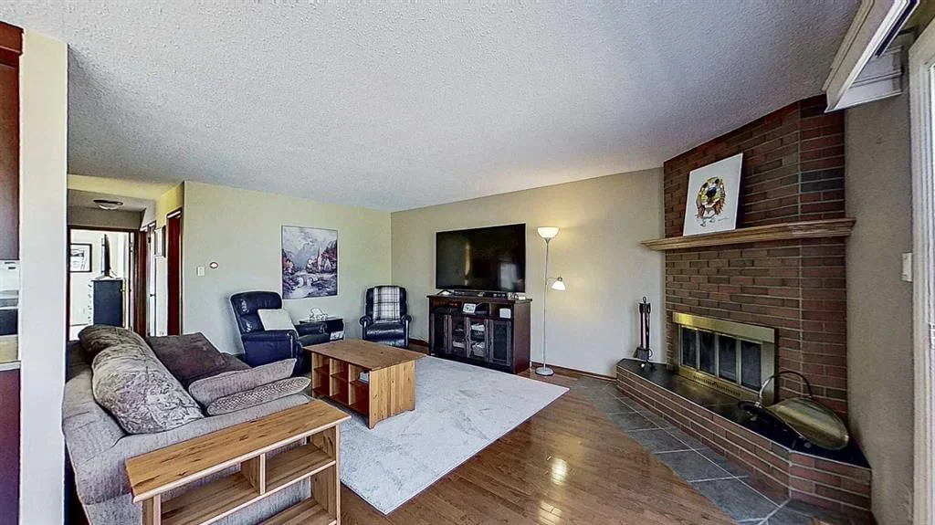 5803 Dalgleish Road NW, Calgary — photo 5 of 32