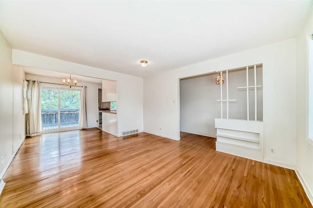 6040 Thornburn Drive NW, Calgary — photo 4 of 45