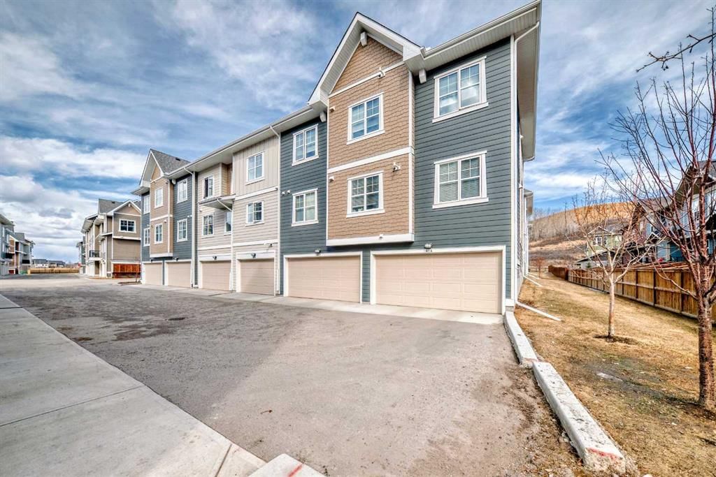 410 Cranbrook Walk SE, Calgary — photo 4 of 41