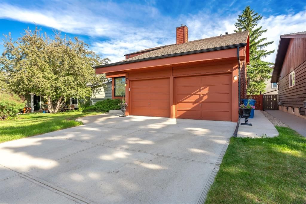 7 Deerwood Road SE, Calgary — photo 3 of 50