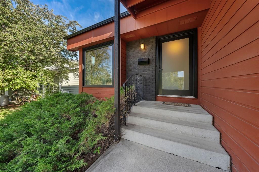 7 Deerwood Road SE, Calgary — photo 4 of 50