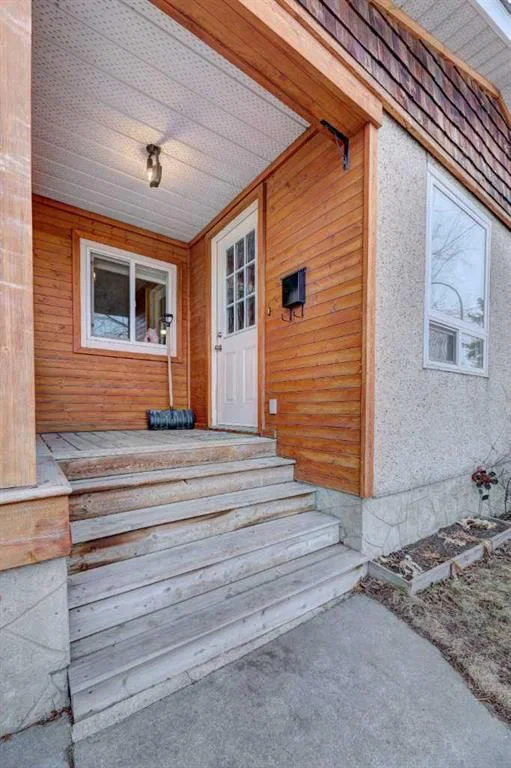 2526 16 Street SE, Calgary — photo 4 of 25