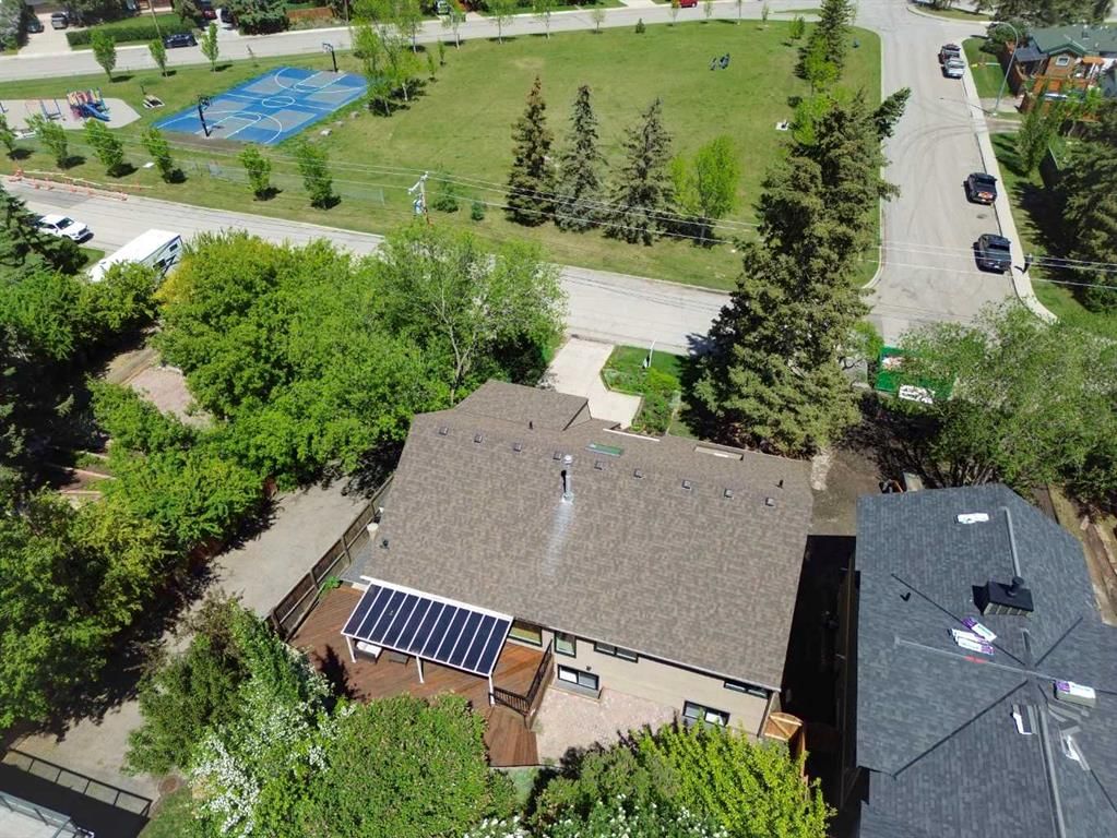 9007 33 Avenue NW, Calgary — photo 3 of 50