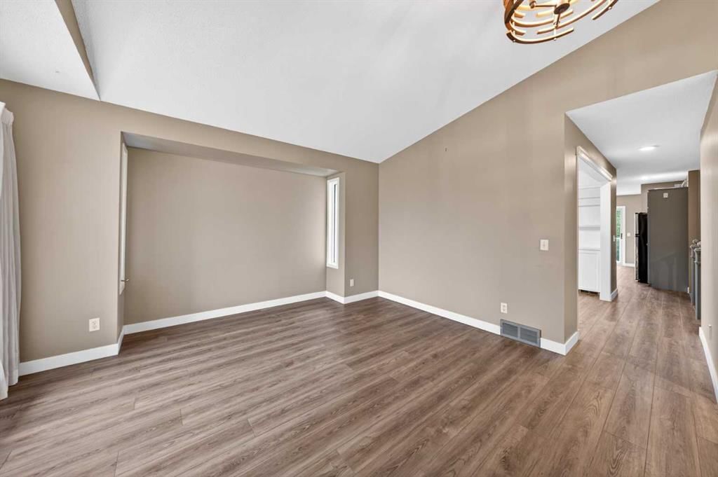 28 Shawfield Way SW, Calgary — photo 4 of 48
