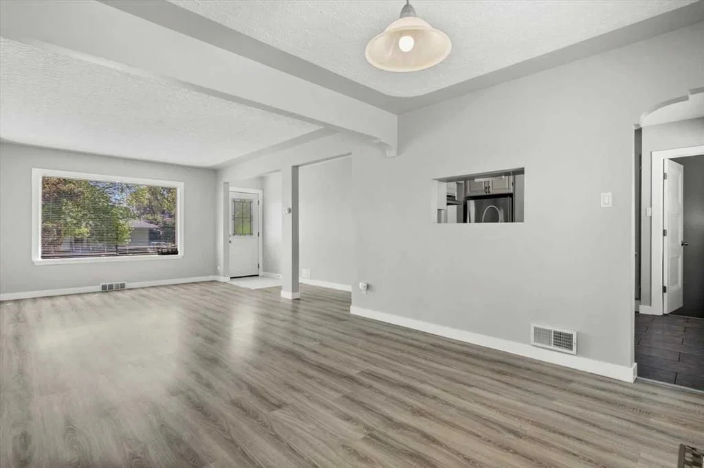 1615 22A Street NW, Calgary — photo 4 of 30