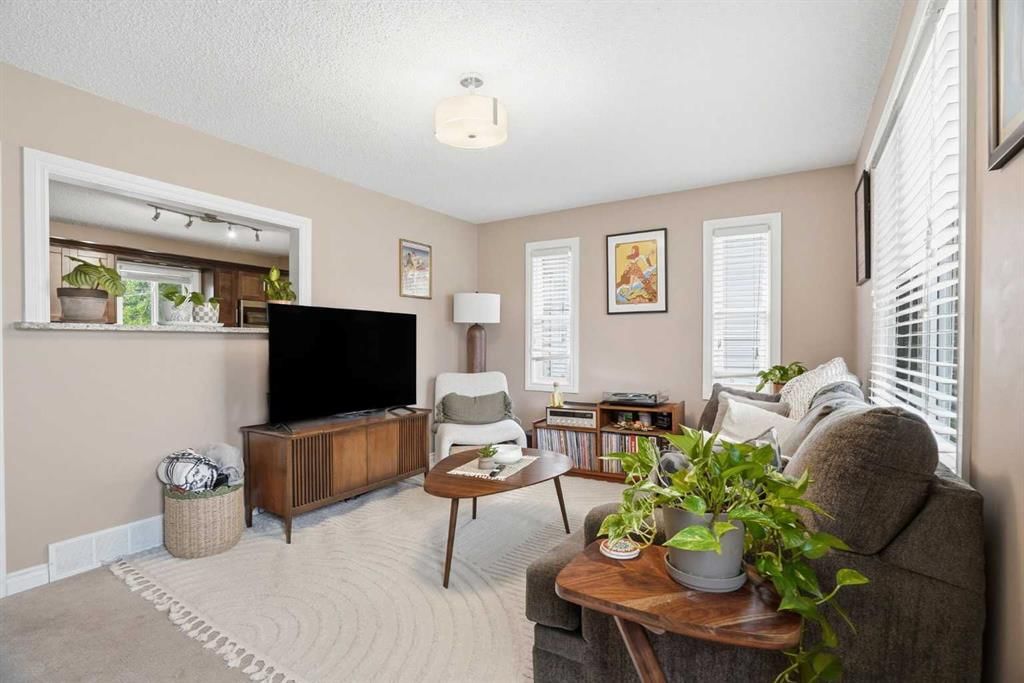 720 69 Avenue SW, Calgary — photo 4 of 39