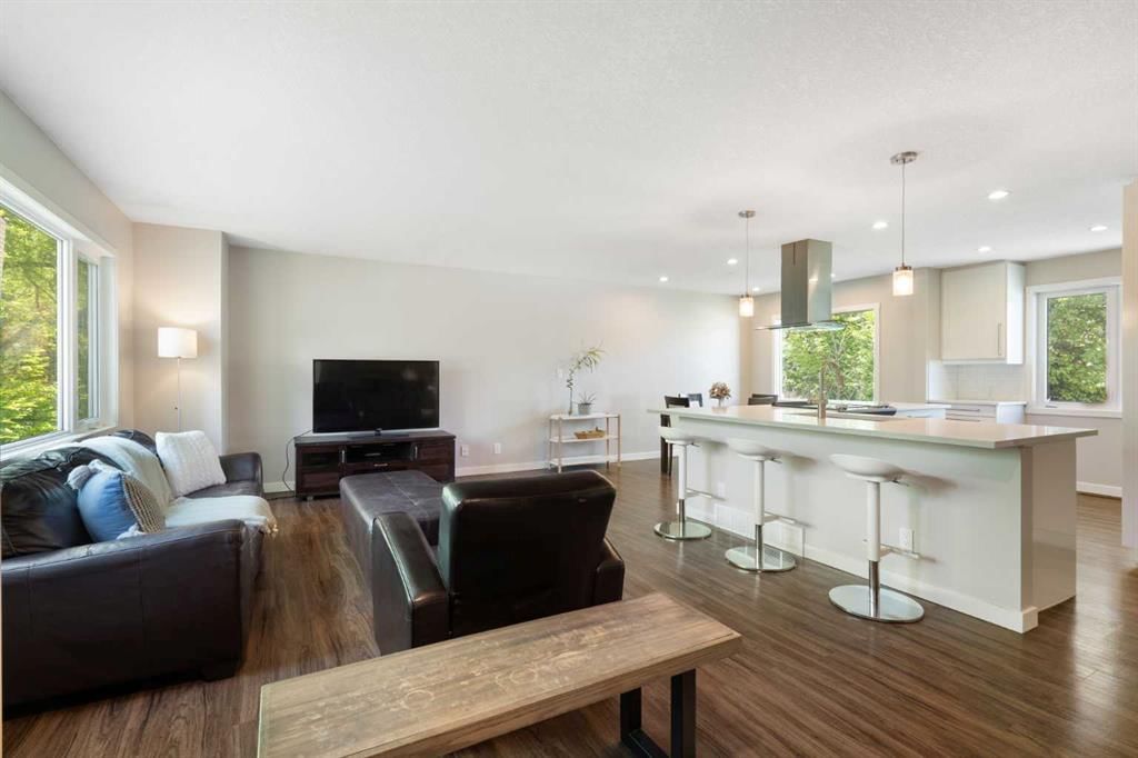 3123 Brentwood Boulevard NW, Calgary — photo 3 of 50
