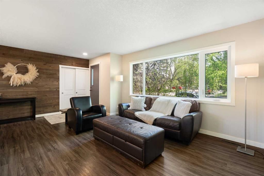 3123 Brentwood Boulevard NW, Calgary — photo 4 of 50