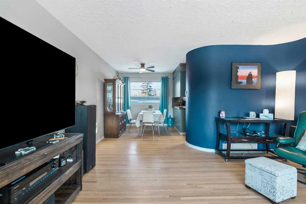 126 Springwood Drive SW, Calgary — photo 2 of 30