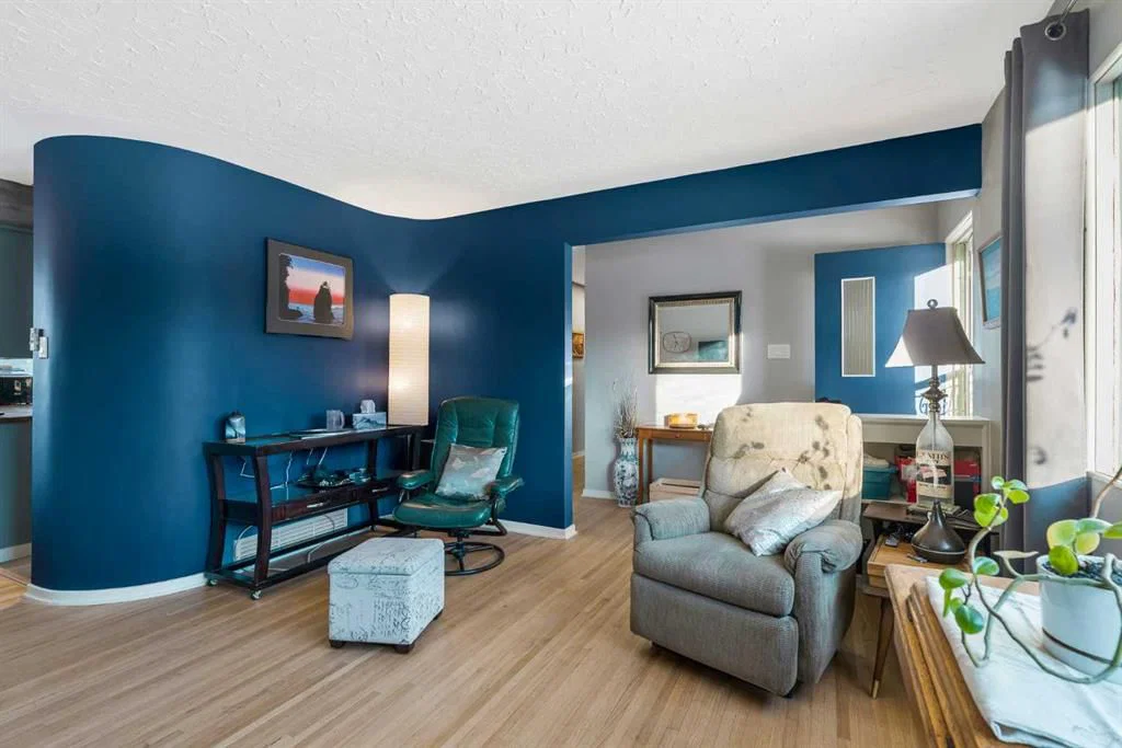 126 Springwood Drive SW, Calgary — photo 3 of 30