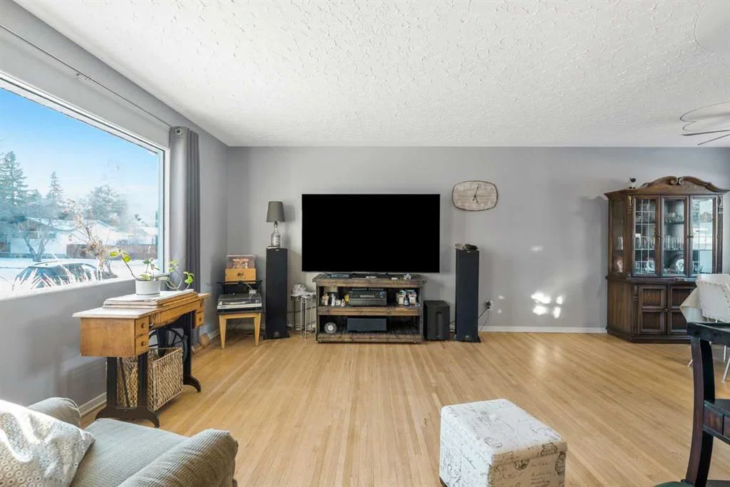 126 Springwood Drive SW, Calgary — photo 4 of 30